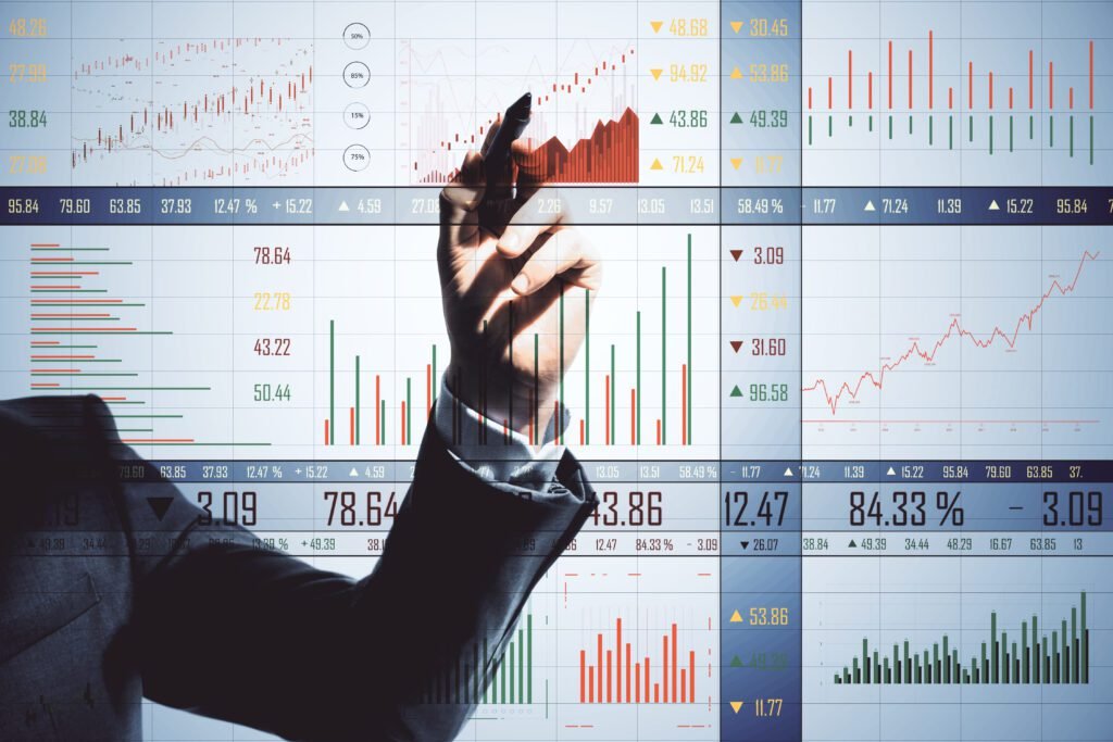 Financiero analizando datos y gráficas