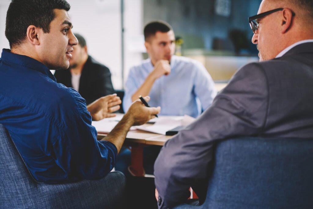 Hombres durante una junta de negocios