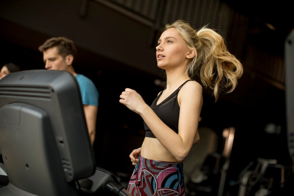 Puedes hacer una rutina de cardio completa en la caminadora del gym.