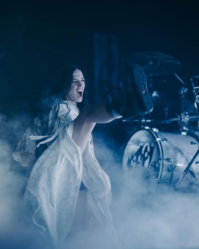 Poppy durante un concierto