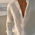 Camisa de lino blanca abierta: el básico relajado para el calor 
