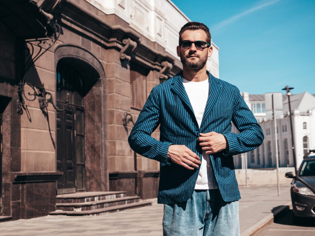 Blazer azul con jeans