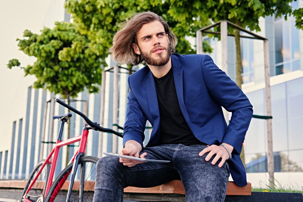 Blazer azul con jeans