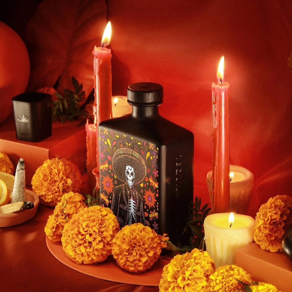 Descubre qué significa colocar tequila en la ofrenda de Día de Muertos y cómo Tequila Design transforma botellas personalizadas en recuerdos familiares.