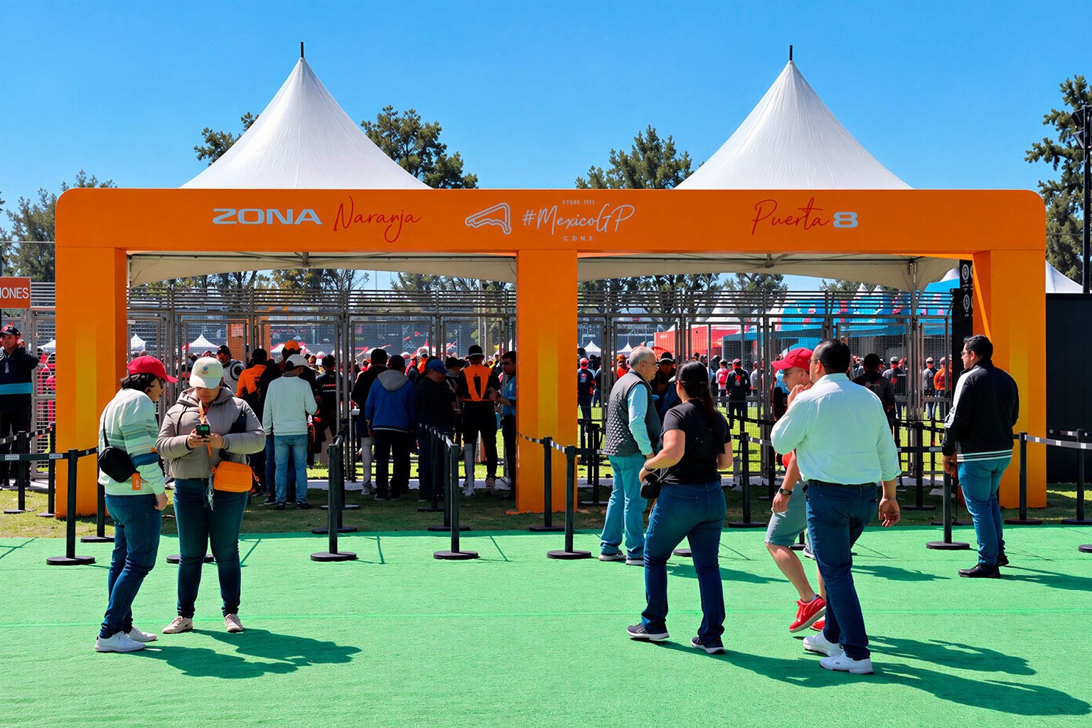 Acceso a la zona naranja del Gran Premio de México