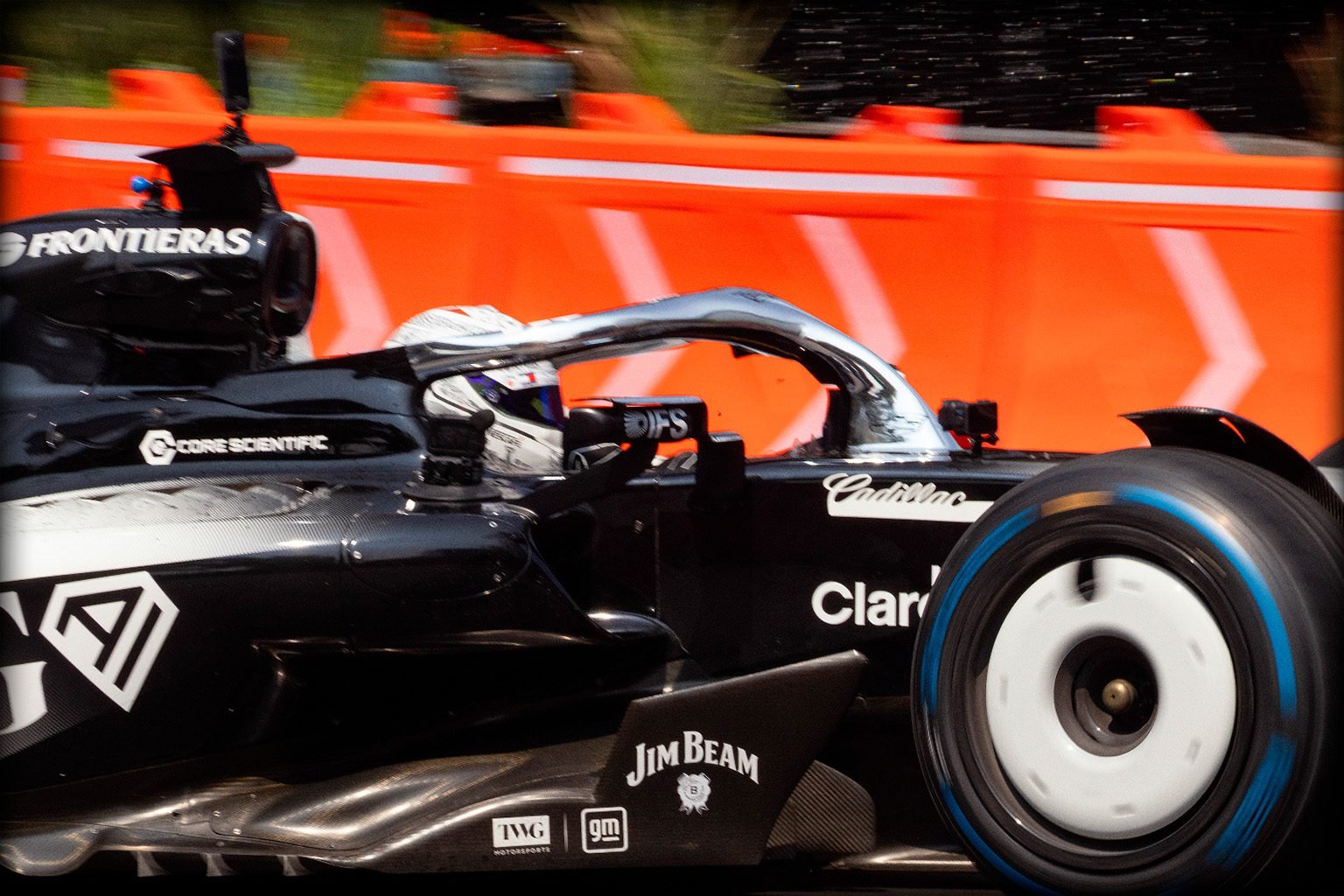 Acercamiento de Checo Pérez al volante de su monoplaza