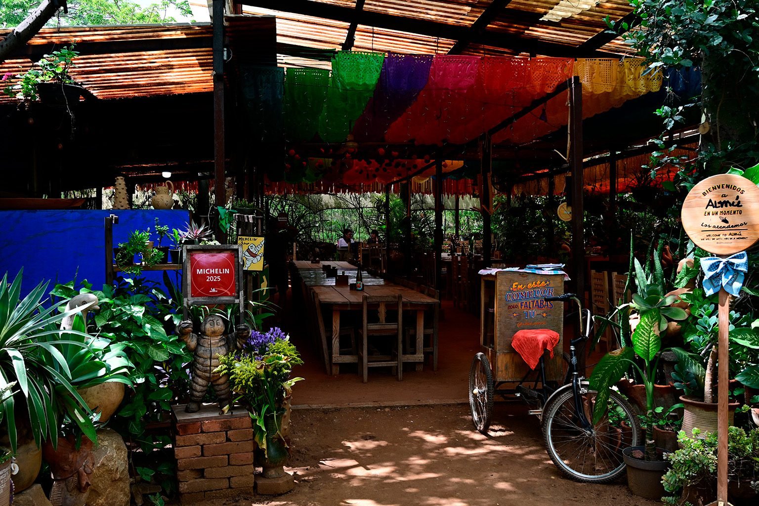 Mesas del comedor de Almú rodeadas de vegetación