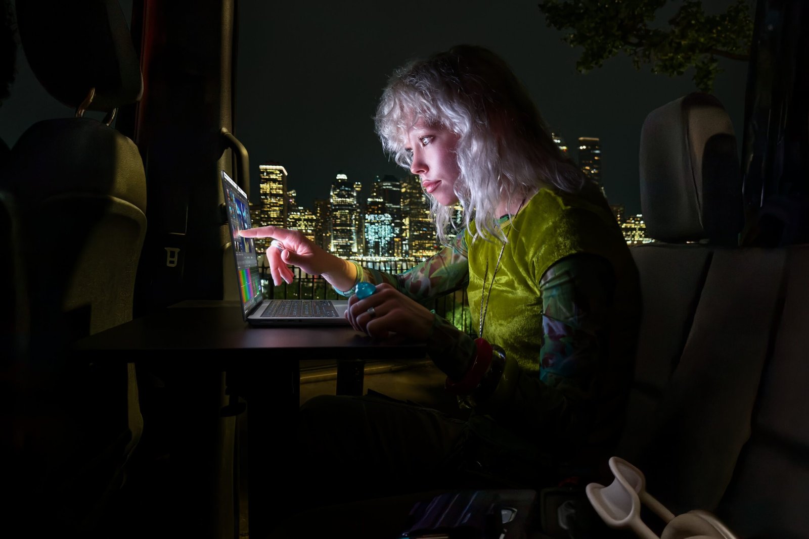 Nueva MacBook Pro con pantalla PROLED XDR en un entorno de viaje