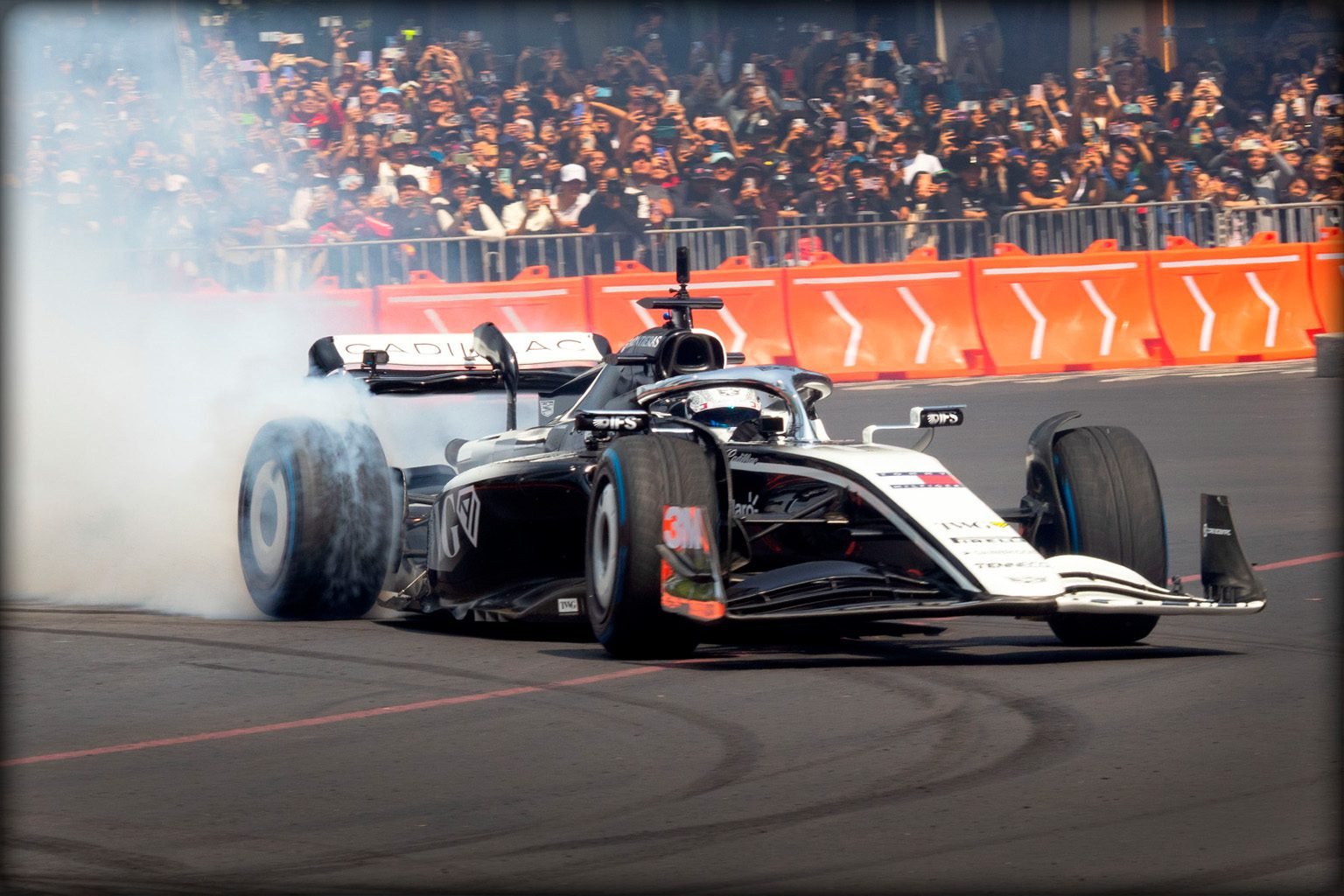 Checo Pérez derrapando los neumáticos de su monoplaza durante el showrun
