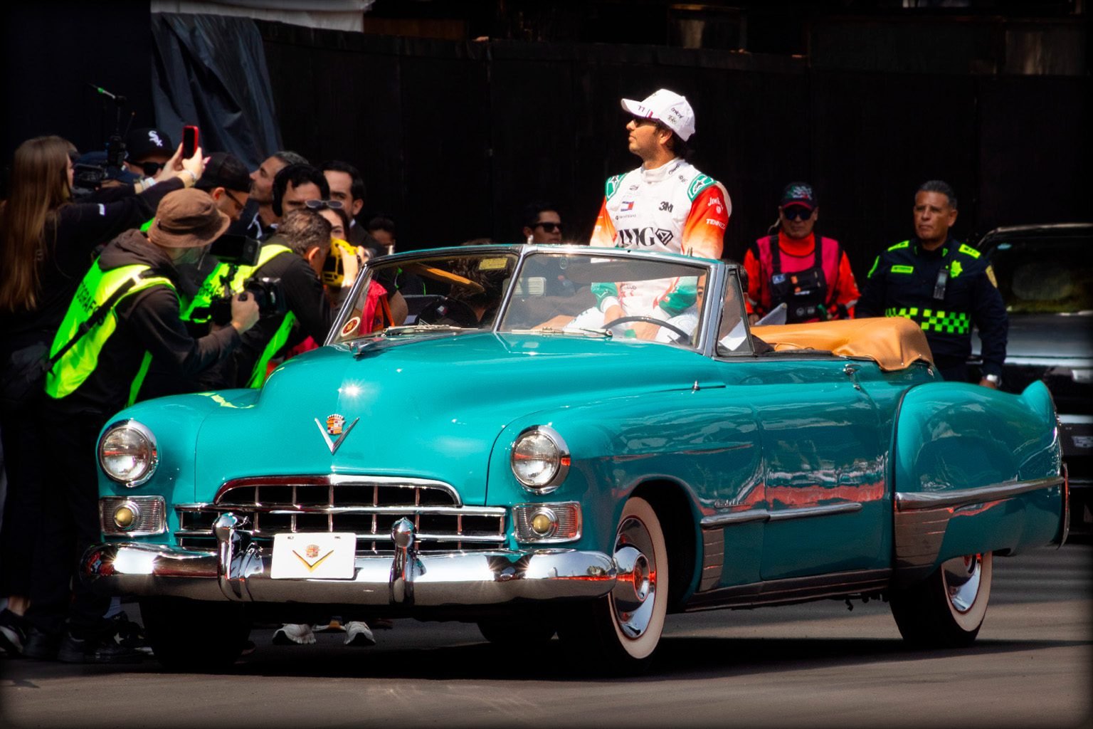 Checo Pérez a bordo de un Cadillac clásico descapotable