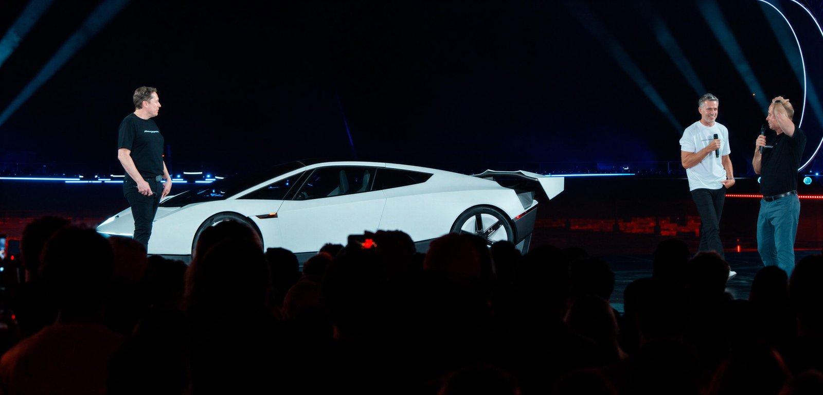 Presentación del nuevo Tesla Roadster con Elon Musk sobre el escenario