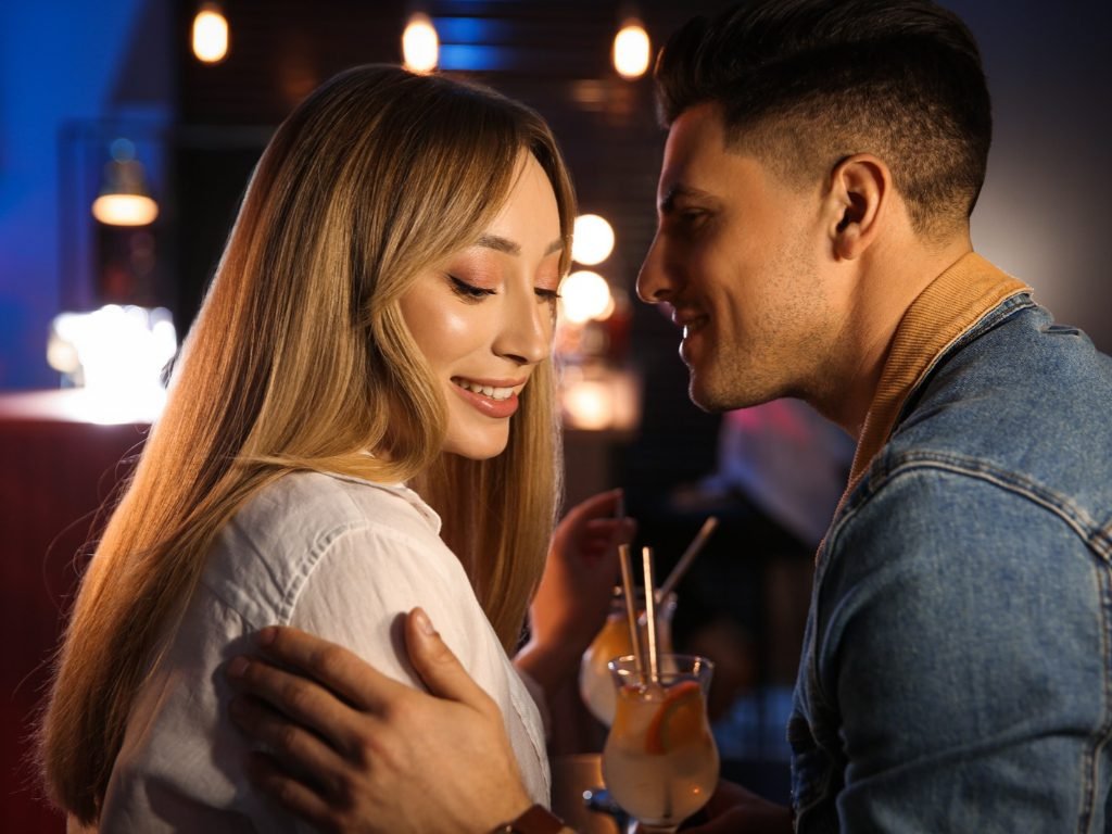 Descubre qué conversaciones conviene tener al salir con alguien después de los 35: