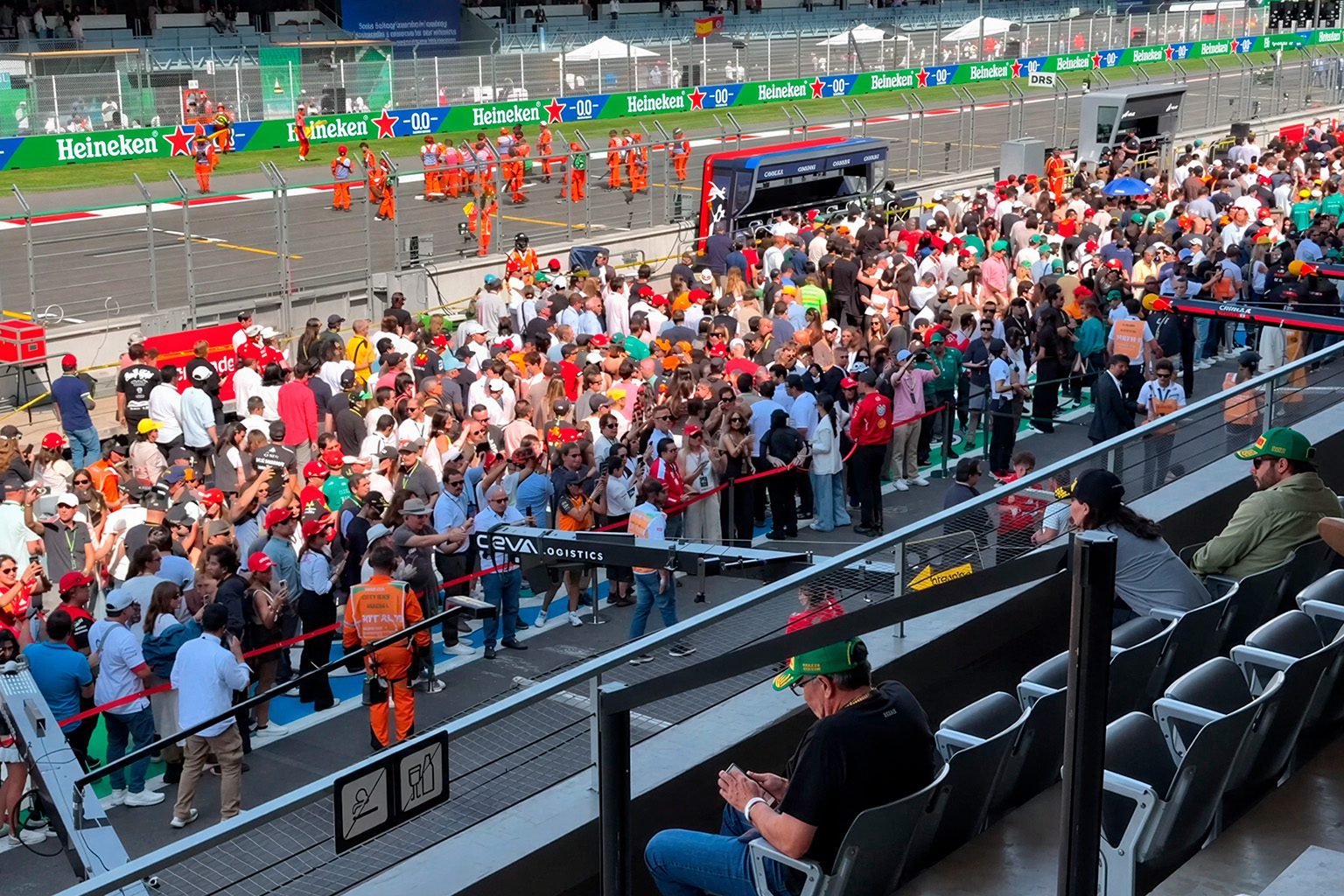 Recorrido por el pit lane para observar de cerca los garajes de Fórmula 1