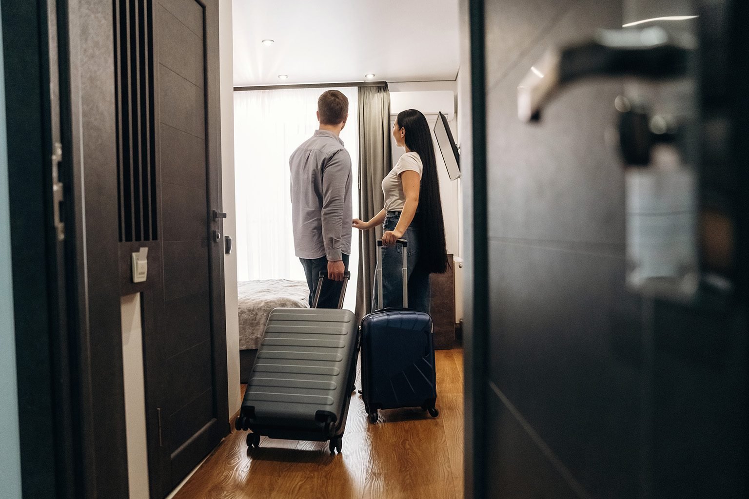 Pareja llegando a un hotel con equipaje para una escapada de fin de semana