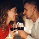 Descubre qué conversaciones conviene tener al salir con alguien después de los 35