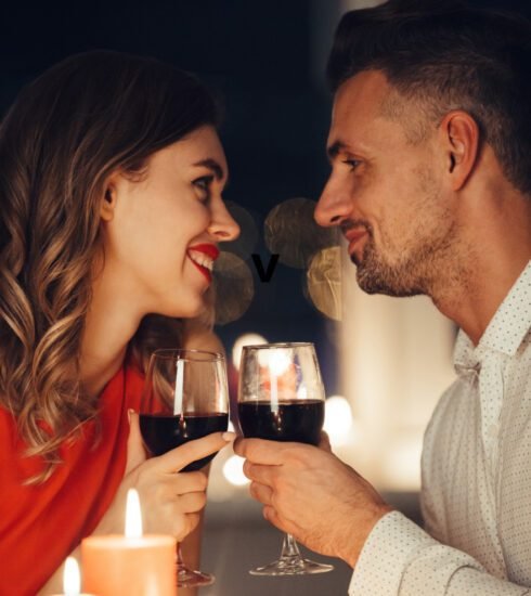 Descubre qué conversaciones conviene tener al salir con alguien después de los 35