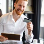 Las tarjetas premium ofrecen recompensas, acceso a salas VIP, seguros y experiencias exclusivas.