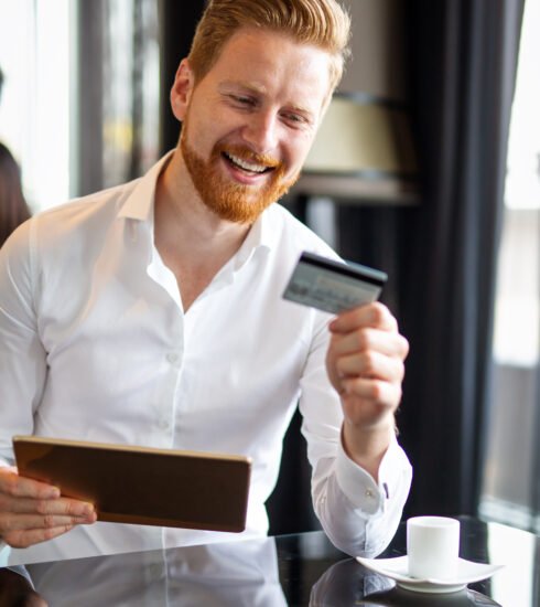 Las tarjetas premium ofrecen recompensas, acceso a salas VIP, seguros y experiencias exclusivas.