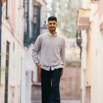 Los pantalones amplios y el denim oscuro destacan en la moda masculina de otoño 2026.