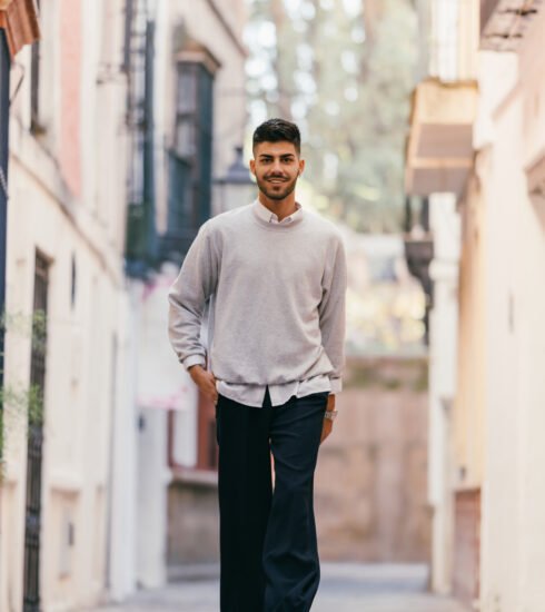 Los pantalones amplios y el denim oscuro destacan en la moda masculina de otoño 2026.